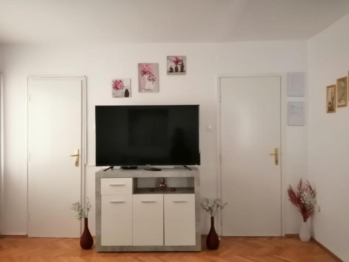 Apartment & Rooms Laura Брела Экстерьер фото